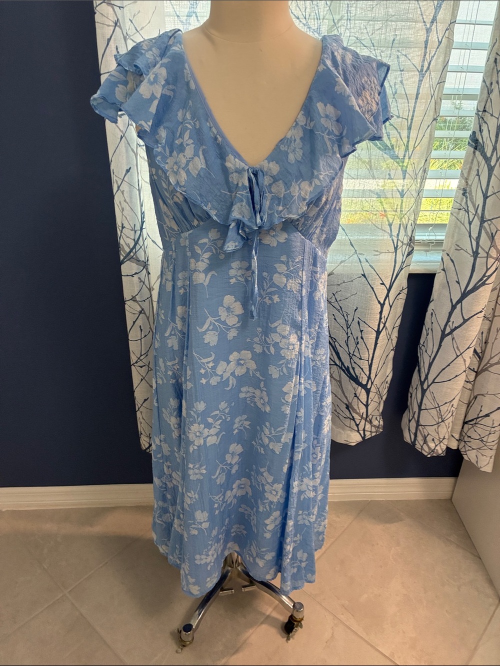 Old Navy Light Blue Floral Ruffle V-Neck Women’s Dress